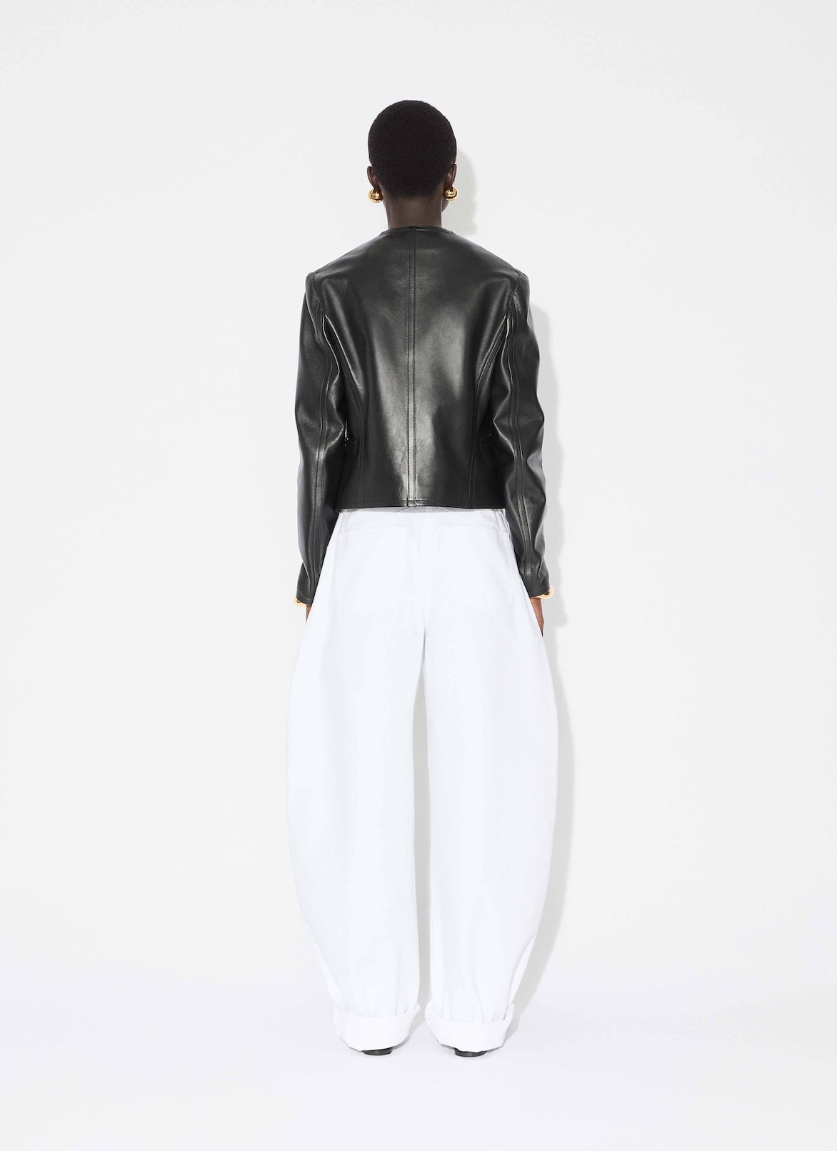 로우 웨이스트 라운드 진 ALAÏA 화이트 로우 웨이스트 라운드 진